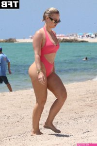 anna louise shows off her sexy body in a green bikini on the beach in miami