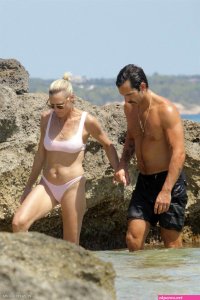 Robin Wright Relaxing In Bikini With Her Husband On A Beach