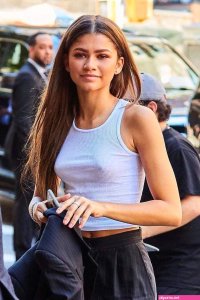 Whats your opinion on zendaya small tits?
