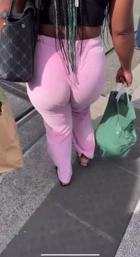 Je ne peux plus tenir gros caca qui pousse au fesses