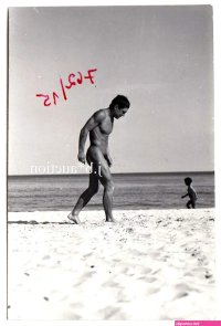 Nudismus NACKTES STRANDLEBEN AT NUDE BEACH 60s STEGE Musterfoto Vintage