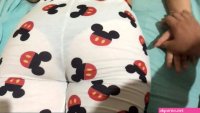 mi hermanastra con pijama de mickey que hermosa braga que esconde