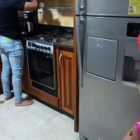 Tengo sexo con mi hermanastro en la cocina