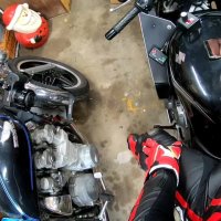 Leder Biker auf seinem Motorrad gemolken Online schauen