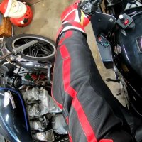 Leder Biker auf seinem Motorrad gemolken Online schauen