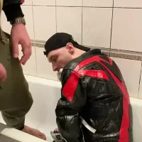Groer mann in Lederjacke pisst auf Leather Moto Biker