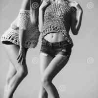 Belleza Y Moda Moda Del Verano Lesbiana Y Muchachas Homosexuales Gemelas Imagen de archivo