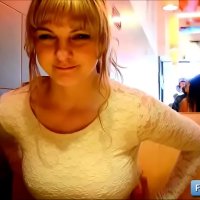 Sexy jovencita amateur rubia tetona natural Alyssa muestra sus grandes tetas en un restaurante