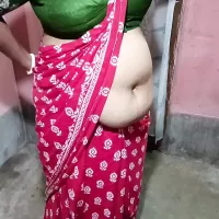 In Order to Become a Sex Star Stepmom Opened Her Saree Blouse and Gave an Interview