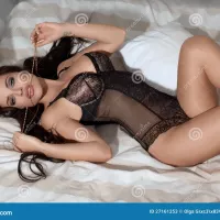Sexy jonge vrouwen in bed. stock afbeelding. Image of aantrekkelijk