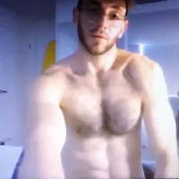 Un papa barbu hétérosexuel et poilu montre son énorme bite regarder en ligne