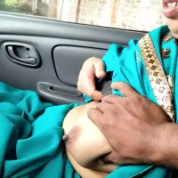 Desi Indian Aunty Ne Blowjob Diya Stranger Ko Car Me on Highway
