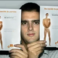Candidate strips naked to show hes got nothing to hide