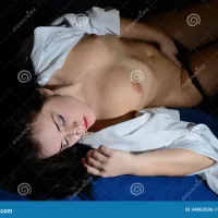 La Fille Sur Le Lit Prennent Une Masturbation Photo stock