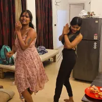 Tejaswini Prabhakar Pratibha Soni geniet van de volledige masti-dans