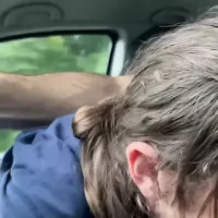 Straathoer geeft pijpbeurt. Deze slet polijst mijn knop tijdens het rijden