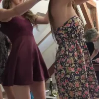 Zomerjurk strip en dansfeest met drie amateur-universiteitsmeisjes uitgenodigd voor een naakt passen voor een nep-opname