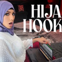 Hijab meisje Nina is opgegroeid met het kijken naar Amerikaanse tienerfilms en is geobsedeerd om prom queen te worden