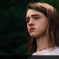 Karin Eaton Natalia Dyer naakt- en lingeriefilmscènes