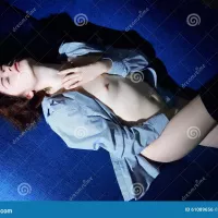 Het Meisje Op Het Bed Neemt Een Masturbatie Stock Foto