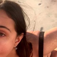 Pblico Face Fucking Busty indio en Malibu y traga semen