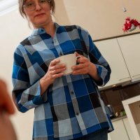 Middle-aged amateur wears her glasses during anal sex on a sofa