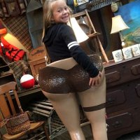 Antiquing in Storm Lake and this Big Booty Chair is our favorite! BabyGotBack