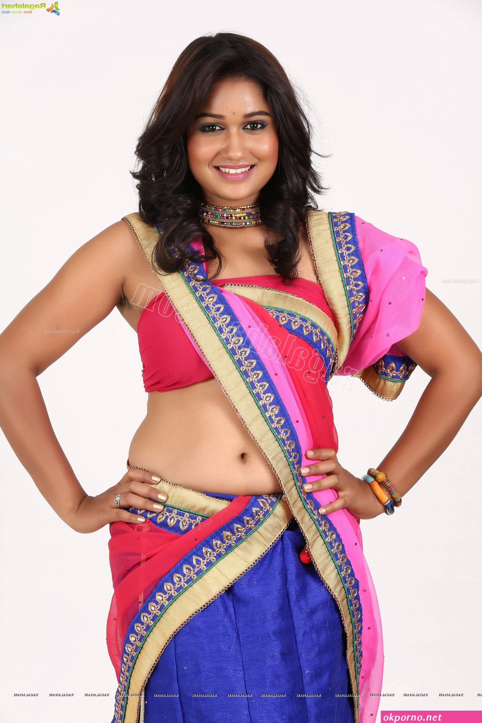 Indian bhabhi deep cleavage in saree