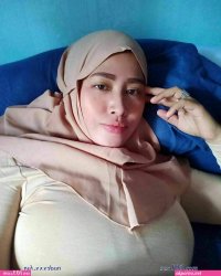 cewek jilbab nungging