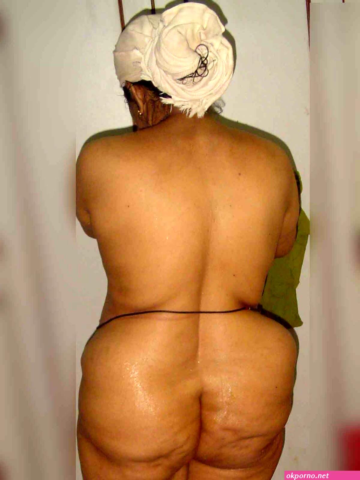 Saree lifting gaand show