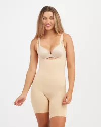 plus size nude open her thighs