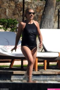 Sarah Michelle Gellar Nude And Bikini Photos