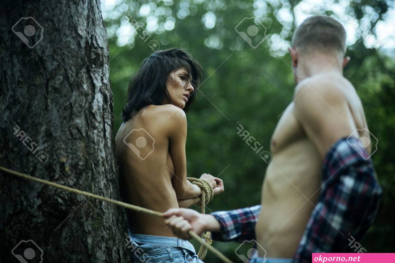 Porno viole force dans la foret