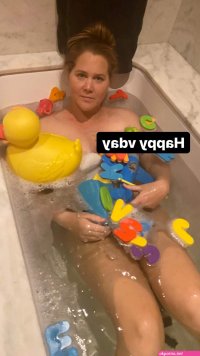 Amy Schumer goes nude in the bathtub declares shes a boss a bh after shes announced as the new Oscars host