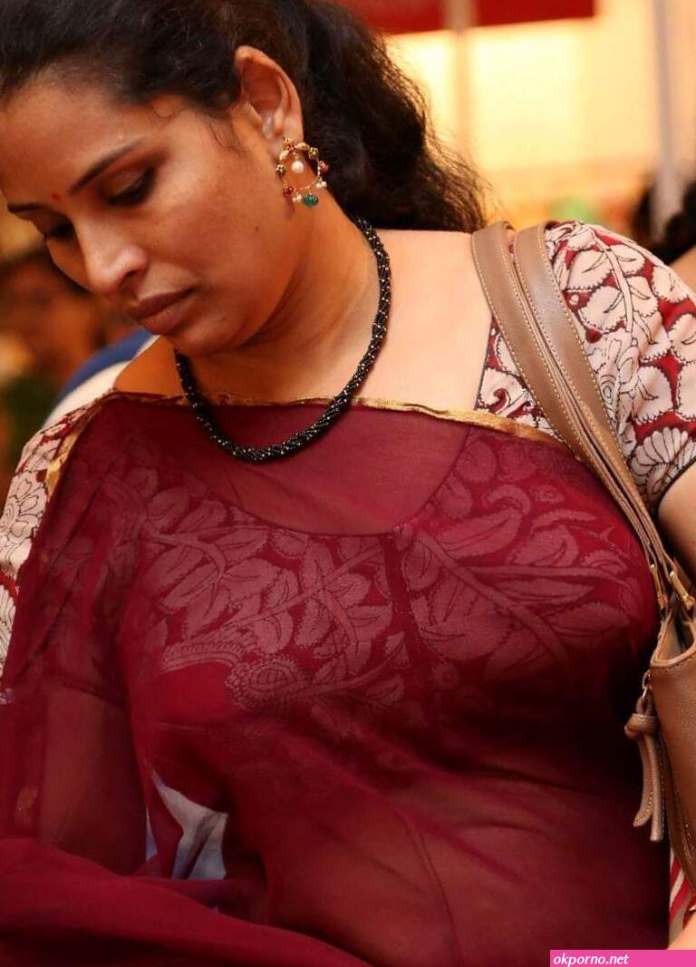 Aunty boobs hot saree photos