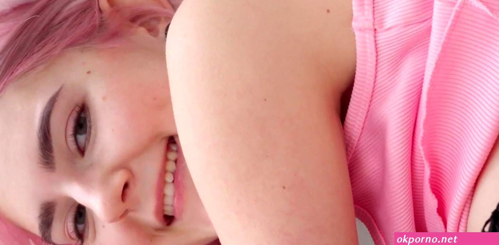 Hot Ass Beauty Shows Pink Pussy