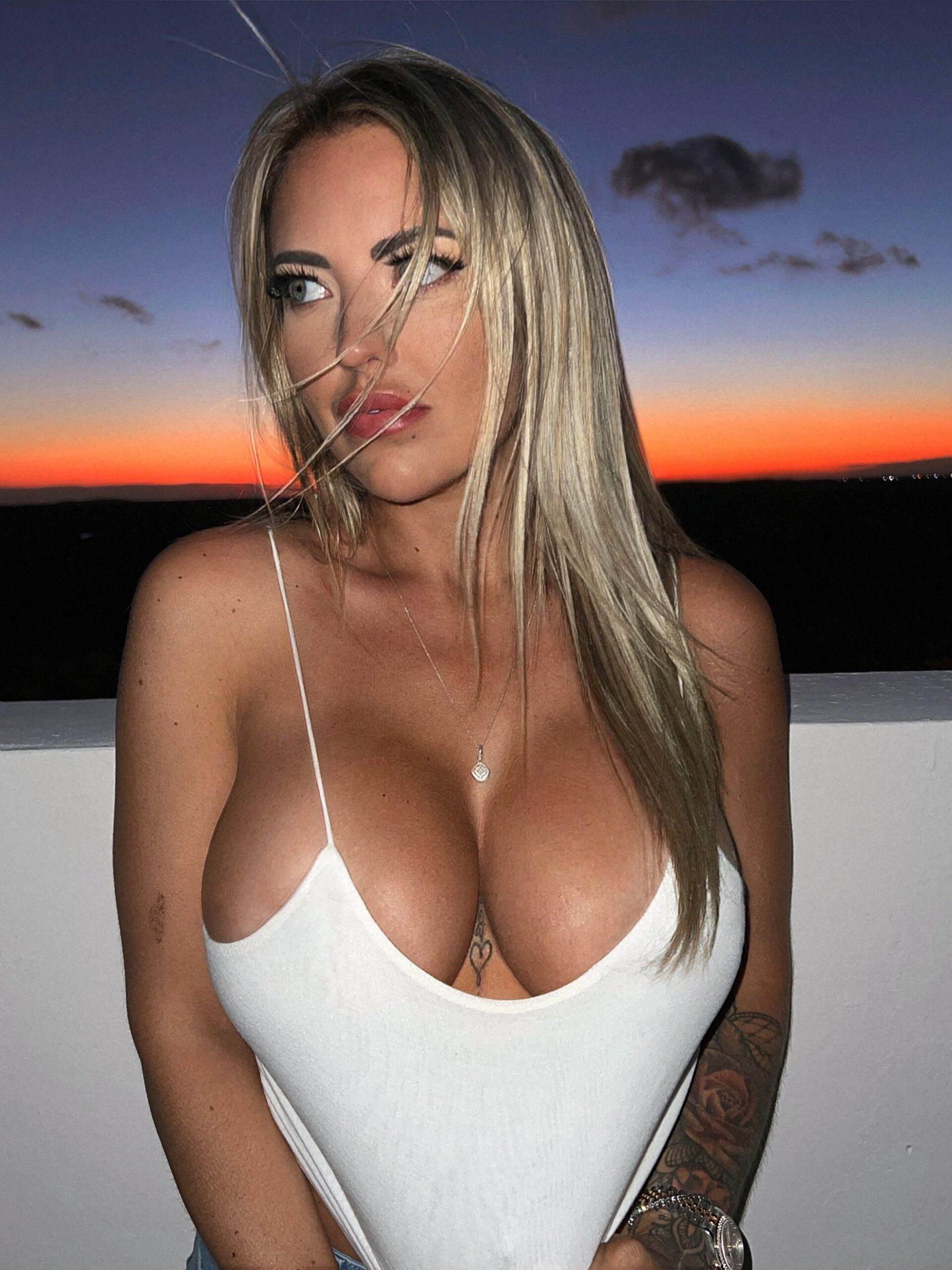 OnlyFans Hero Promo 217K X: Only Fans Hero Presents: BlondieRosiie SUB Now for FREE!