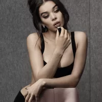 Hailee Steinfeld Didnt Want to Star in a Teen Movie But Made an Exception for The Edge of Seventeen