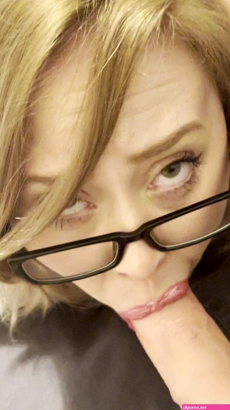 Milf dildo sucking