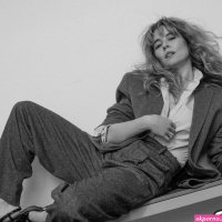 Instagram – Linda Cardellini image 10