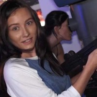 Follando a una chica caliente en una sala de juegos